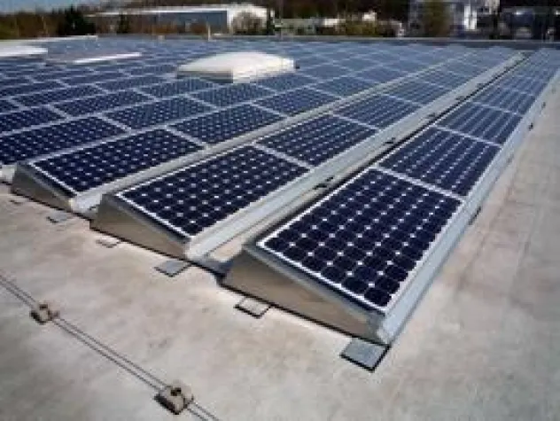 Bild: Rusol nimmt SUNPOSET® in Portfolio auf - Ideallösung für Flachdächer