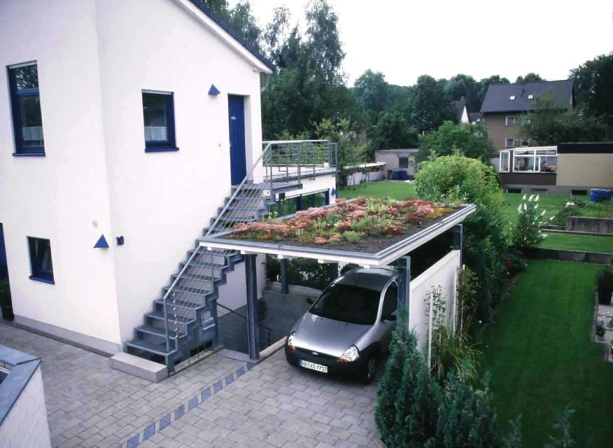 Toll anzusehen - ein Carport, begrünt mit dem Bauder Gründach-Paket