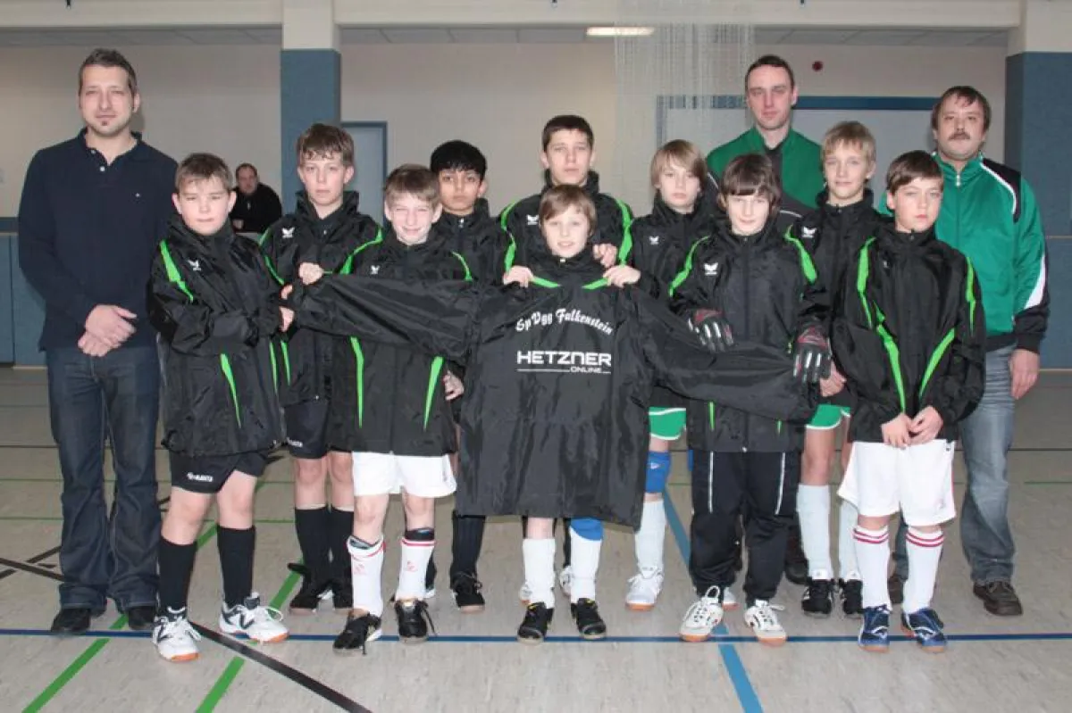 Hetzner Online-Marketingleiter Christian Fitz (l.) freute sich mit den Nachwuchskickern und den Jugendleitern der SpVgg Falkenstein über die neuen Vereinsjacken.