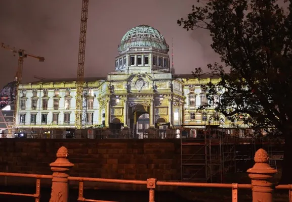 Das Berliner Schloss leuchtet - Im Rahmen des 'Festival of Lights' wird die Westfassade angestrahlt Bild: Das Berliner Schloss leuchtet - Im Rahmen des 'Festival of Lights' wird die Westfassade angestrahlt
