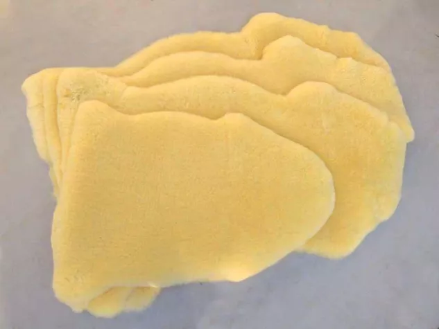 Bild: Lammfell für's Baby: als Wickelunterlage, Bett- oder Kinderwageneinlage