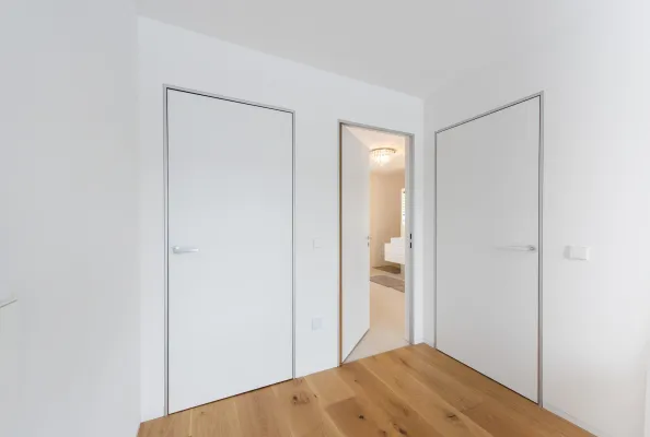 Bild: Moderner Minimalismus – wandbündige Türen mit schmalen Aluminiumzargen im puristischen Stil