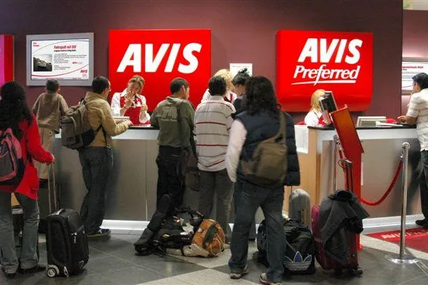 Bild: Avis Autovermietung erweitert Stations-TV mit iPOS24 in Europa