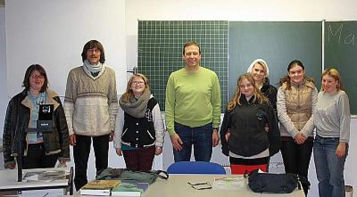 Thomas Marwein MdL (Bildmitte) mit seiner Schulklasse und Klassenlehrer Wolfgang Buchholz (zweiter v