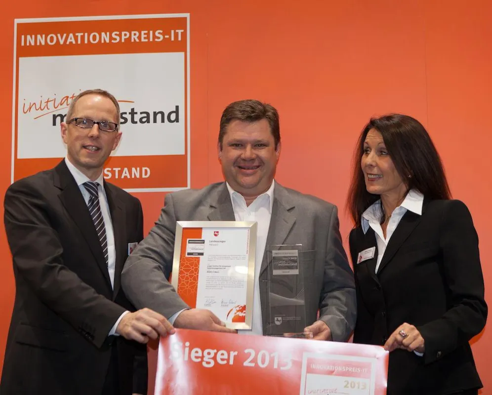 Karsten Knoblauch, Leiter Marketing & Vertrieb, bei der Preisverleihung auf der CeBIT (Foto: Initia