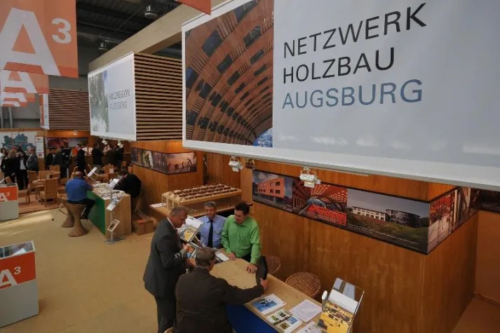 Bild: Über 20 Bürgermeister aus A³ überzeugten sich auf der RENEXPO von der Holzkompetenz der Region