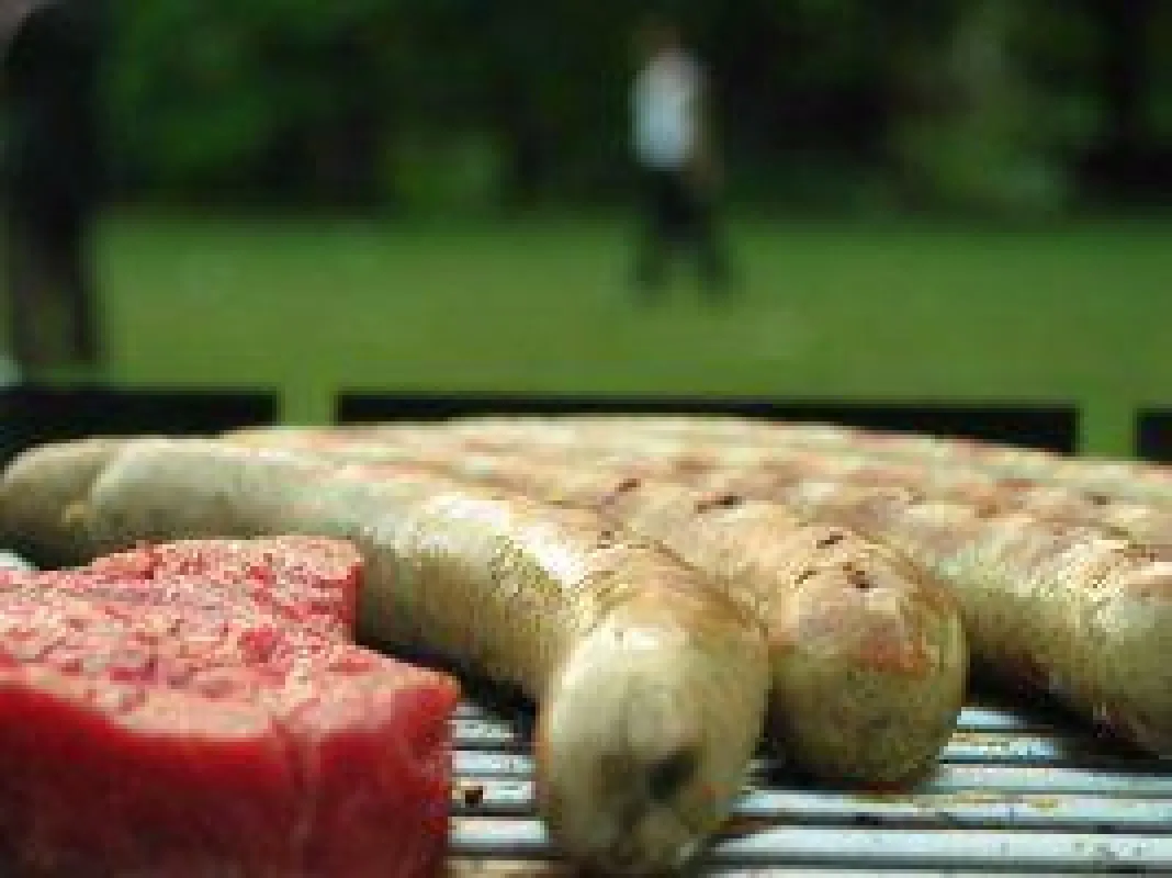 Fette Würstchen können einem den Grillspaß verderben / Quelle: Photocase