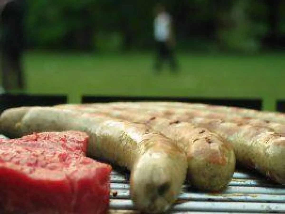 Fette Würstchen können einem den Grillspaß verderben / Quelle: Photocase