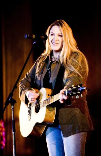 Bild: Seit 35 Jahren steht Juliane Werding auf der Bühne. Nun erscheint erstmals ein Live-Album der Sängerin und Liedermacherin unter dem Titel \"Werding Live\"
