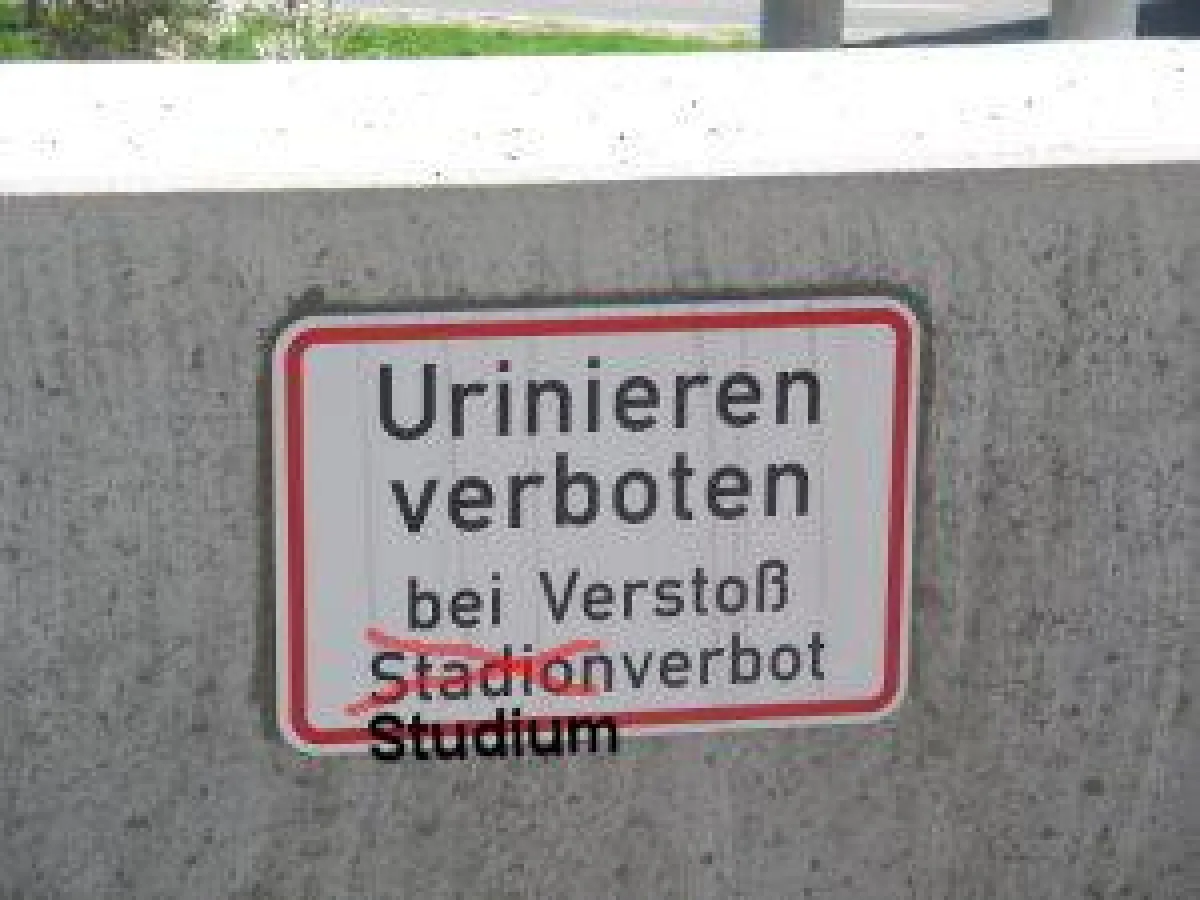 Wer uriniert fliegt raus!