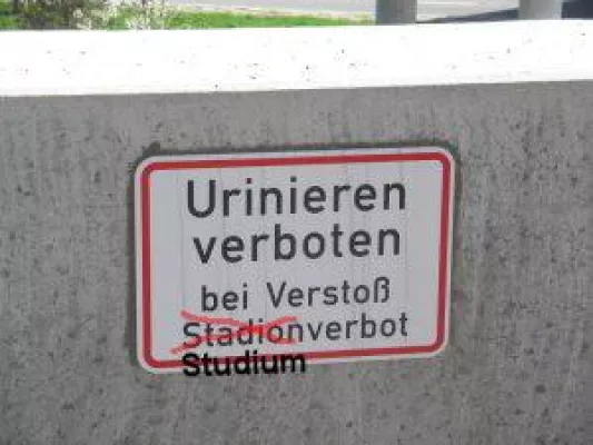Bild: Flasche statt Klo - Öffentliche Demütigung eines Studenten in Freiburger Uni