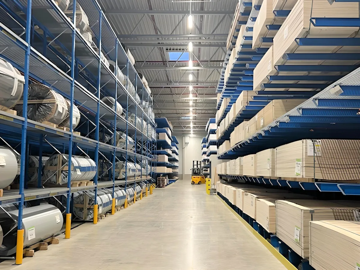 Das neue Lager bietet Platz für die verschiedenen in der Fertigung benötigten Materialien.  (© OHRA)