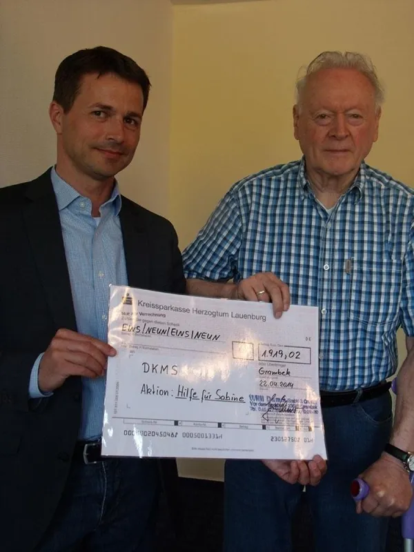Jens Göhner überreicht der Kirchengemeinde Mölln den Spendenscheck der Will Damm GmbH & Co. KG