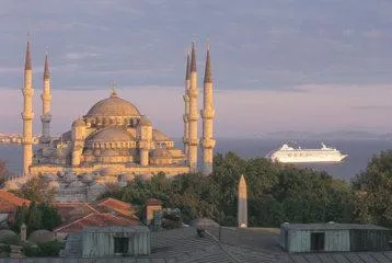 Bild: Weniger ist mehr - 26 neue kürzere Europareisen der Luxusreederei Crystal Cruises in 2013
