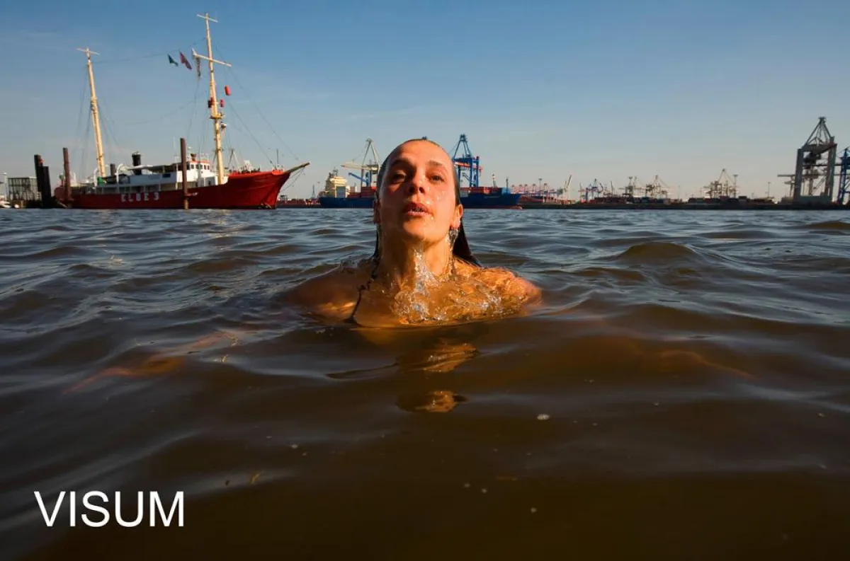 Schwimmerin im Hamburger Hafen