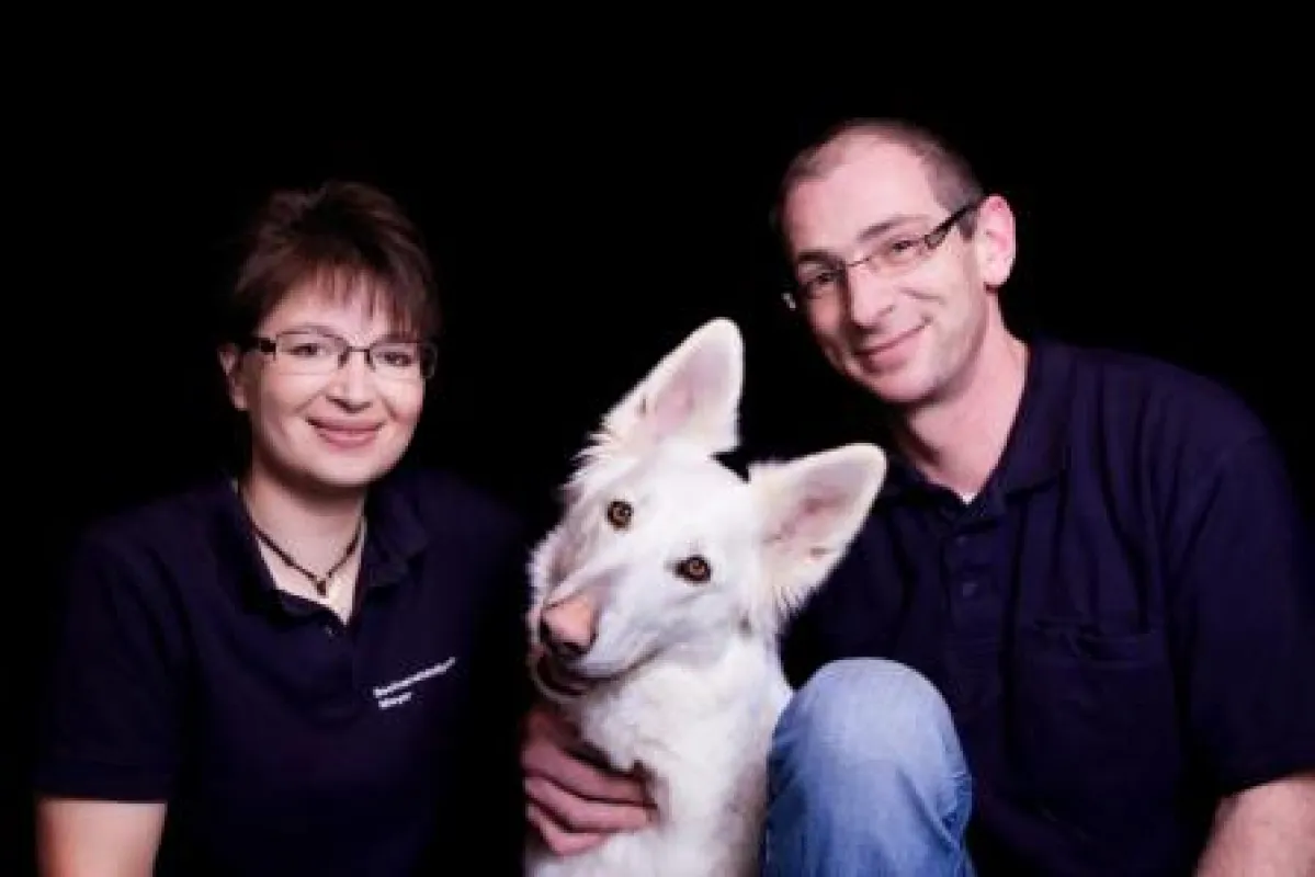 Claudia und Jürgen Meyer mit ihrer Schimmelpilz-Spürhündin Amy (Foto: emotion-fotos.de)