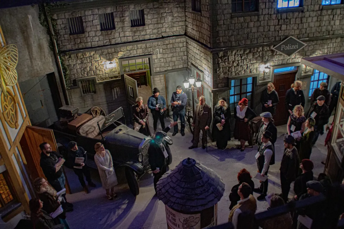 Briefing in der Spielkulisse