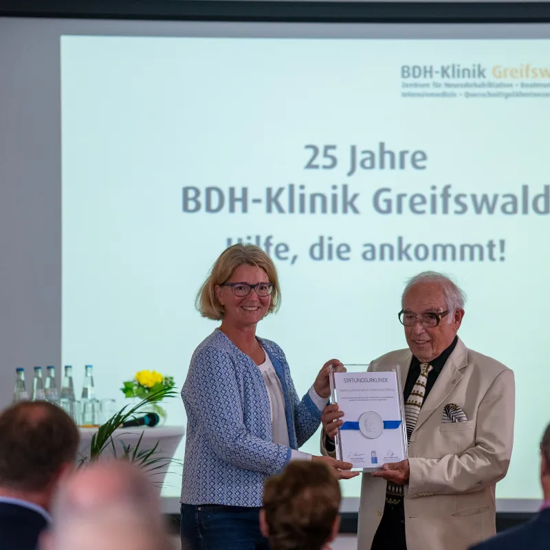 Gerhard A. Hellmonds und Dr. Susanne Schaefer bei der Übergabe der Stiftungsurkunde.  (© BDH-Klinik Greifswald)