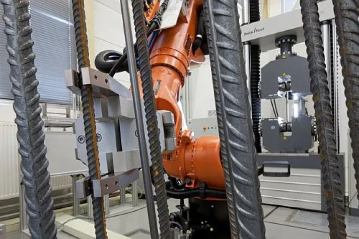 Bild: Präzise Dehnungsmessung in der Betonstahlprüfung