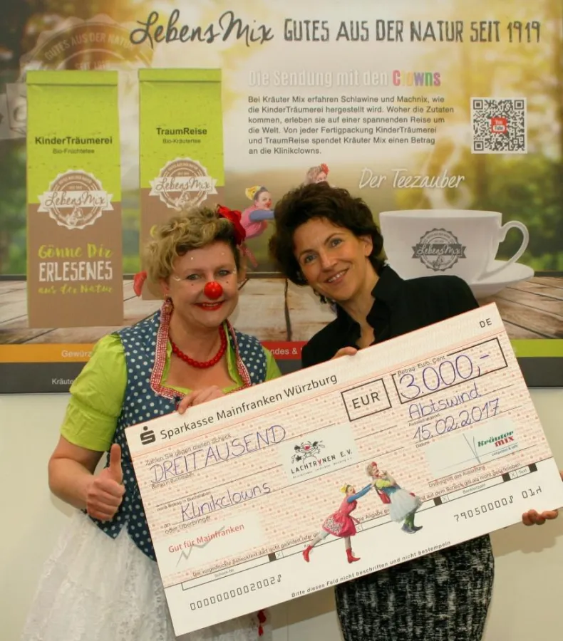 Klinikclown Schlawine freut sich über die Spende von Geschäftsführerin Silke Wurlitzer.