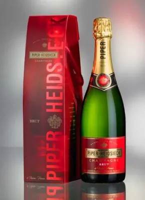 Bild: Fast zu schön zum Verschenken und exklusiv zur Weihnachtssaison:  Die Red-Cristal Edition vom goldprämierten Champagner Piper-Heidsieck