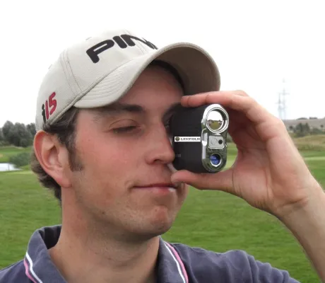 Bild: dublisGolf 06/11: Maximilian Glauert German PGA Champion 2011 misst mit Leupold GX-3® Golf Entfernungsmesser