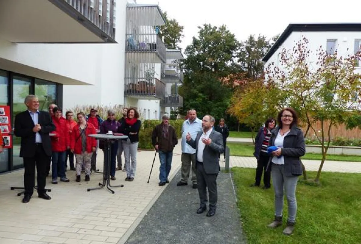 Ravensburgs Erster Bürgermeister Simon Blümcke (mitte) freut sich über das Projekt Fischerwiese.