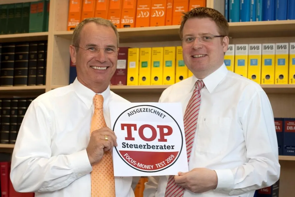 Gerhard Wagner und Matthias Winkler freuen sich über die Auszeichnung von SH+C durch Focus Money