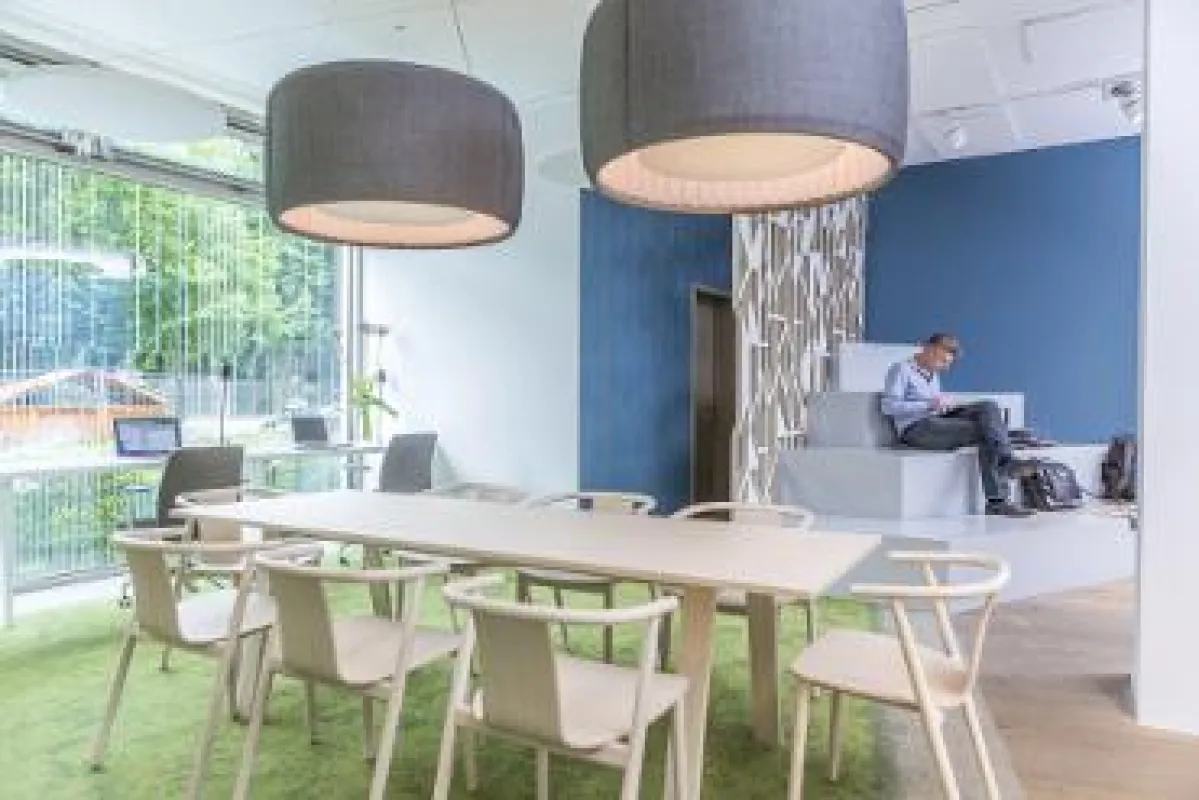 Ob fester Arbeitsplatz, Meetingraum oder Social Space: Das OffX bietet vielseitige Lösungen.