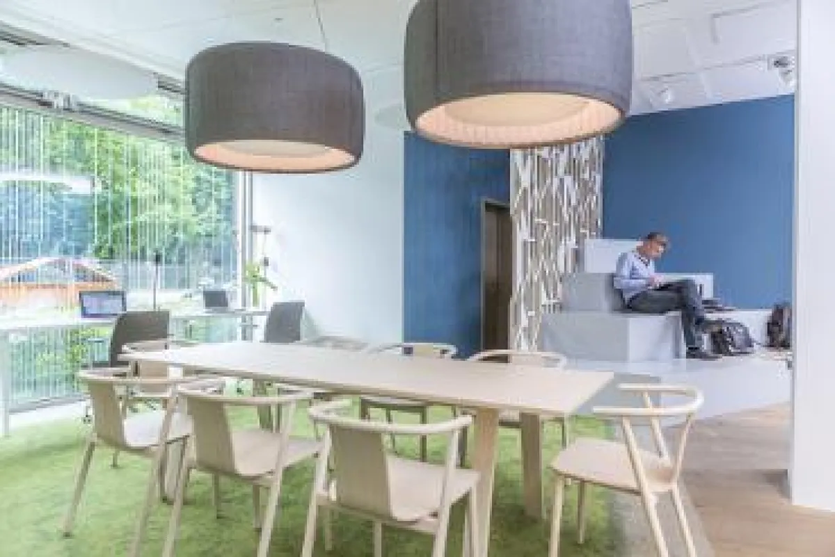 Ob fester Arbeitsplatz, Meetingraum oder Social Space: Das OffX bietet vielseitige Lösungen.