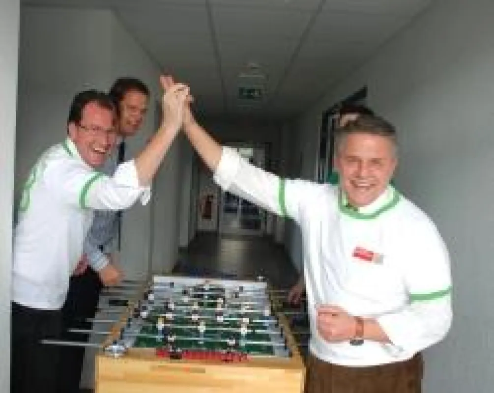 Dirk Martin (l.) und Harald Popp (2.v.l.) forderten Klaus-Peter Willsch beim Kicker-Spielen heraus.
