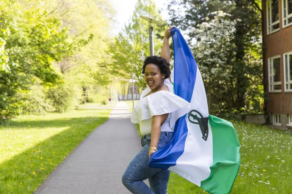 Thato Mary Mokhothu mit der Flagge von Lesotho auf dem Campus der Jacobs University. (privat)