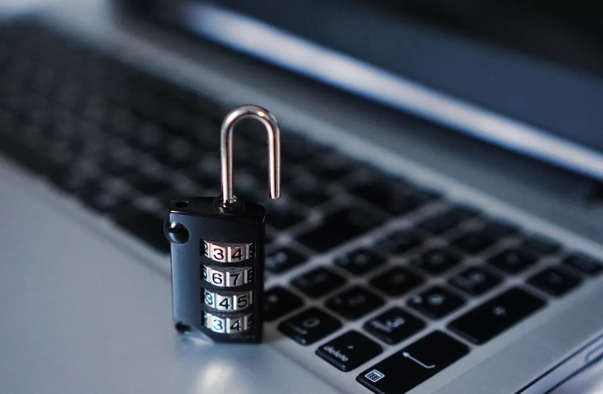 Maßnahmen zum Schutz vor Cyber-Attacken sind für Unternehmen jeder Größe essenziell (Quelle Pixabay)