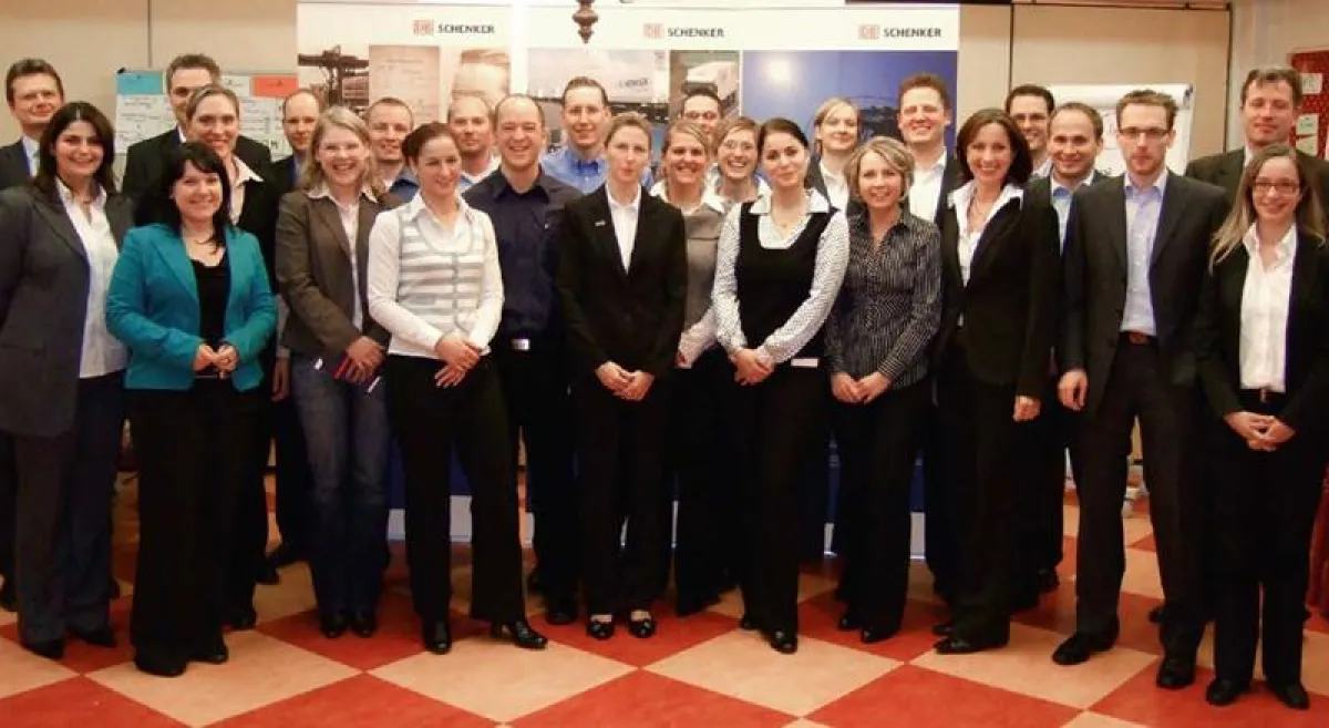 Mit dem Personalentwicklungsprogramm Young DB Schenker erweitert Deutschlands führender Dienstleister für integrierte Logistik die Kompetenzen von Hochschulabsolventen, die seit mindestens einem Jahr