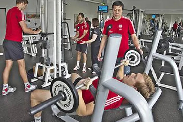 Bild: Spitzensportler aus der Region: Adler und Tenniscracks trainieren unter einem Dach