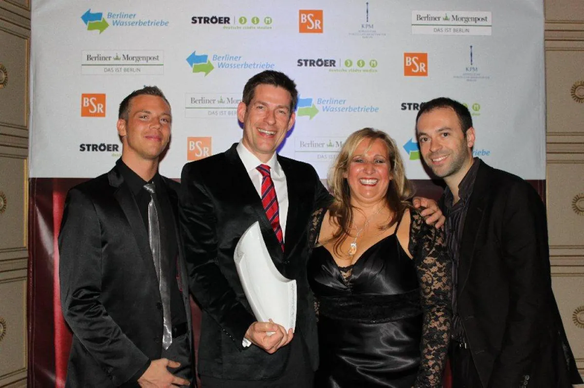 KU64-Inhaber und -Zahnarzt Dr. Ziegler (2. v.l.) nahem den Grenander Award entgegen und ließ sich mit KU64-Kollegen feiern