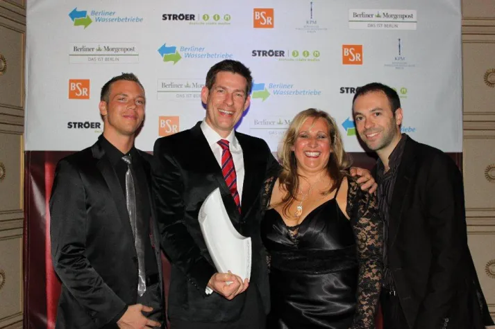 Ausgezeichnet! Mit Service an die Spitze: Zahnarztpraxis KU64 gewinnt den Grenander Award 2011 Bild: Ausgezeichnet! Mit Service an die Spitze: Zahnarztpraxis KU64 gewinnt den Grenander Award 2011