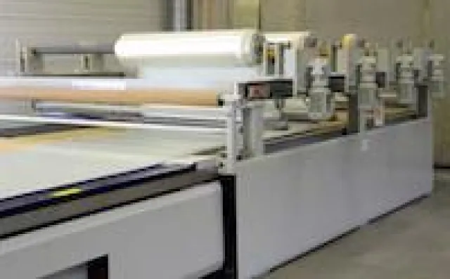 Bild: 4-fach-Abwickelstation mit Cutter: Zuschneidelösung für Rotorblätter-Fertigung von Nordex-Windenergieanlagen