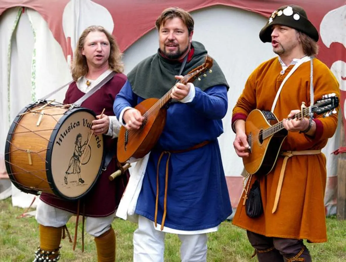 Die Mittelalterband Musica Vulgaris begleitete den Markt in Wittmar bereits 2008. In diesem Jahr stellen die Musiker beim samstäglichen Konzert ihr Debutalbum