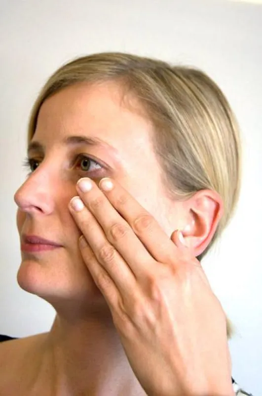 Wenden Sie den Eucerin Volume Filler regelmäßig an