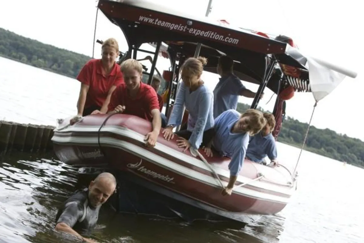 Das solarbetriebene Boot wurde eigens fuer Trainings- und Eventzwecke konzipiert