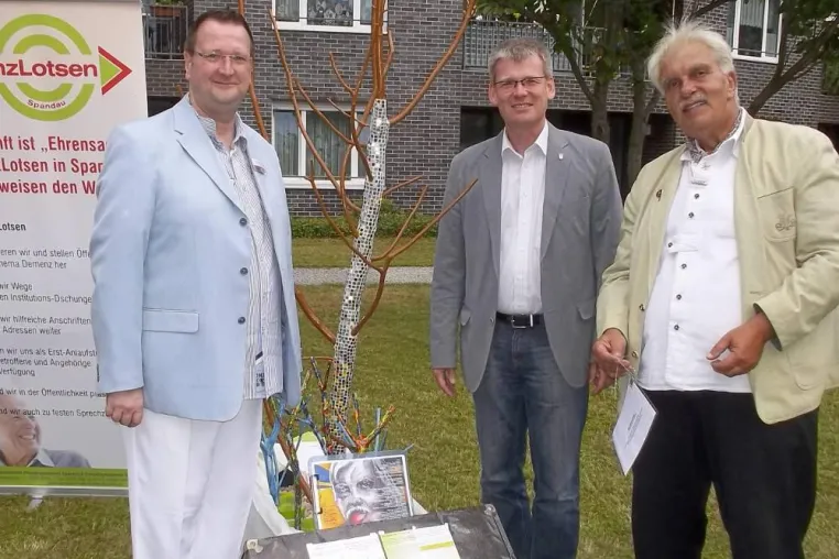 Bezirksbürgermeister Kleebank weiht „Baum der Erinnerung“ ein Bild: Bezirksbürgermeister Kleebank weiht „Baum der Erinnerung“ ein