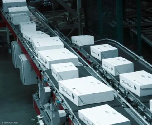 Edle Stoffe hoch gefragt: Peter Hahn setzt bei erweiterten Logistikkapazitäten auf Softwarelösung von inconso Bild: Edle Stoffe hoch gefragt: Peter Hahn setzt bei erweiterten Logistikkapazitäten auf Softwarelösung von inconso