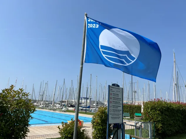 Bild: Blaue Flagge für 12 Marinas aus dem Netzwerk FVG Marinas für Exzellenz in Umweltschutz und Umwelterziehung