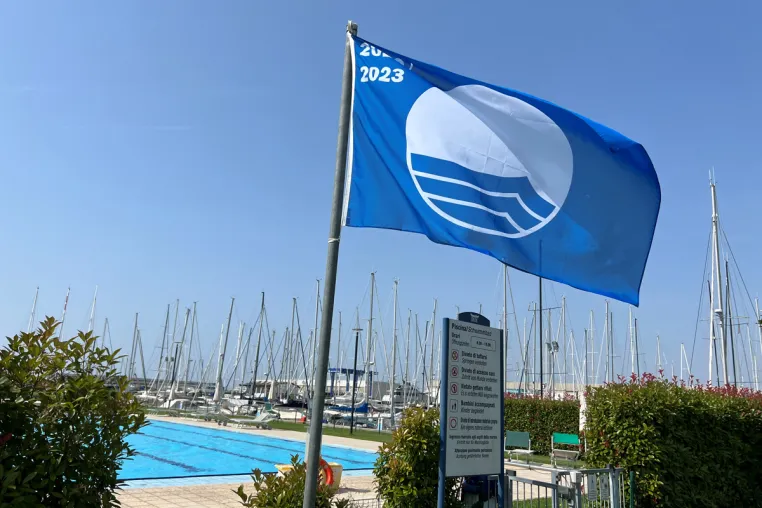 Bild: Blaue Flagge für 12 Marinas aus dem Netzwerk FVG Marinas für Exzellenz in Umweltschutz und Umwelterziehung
