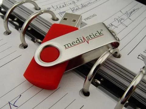 Bild: Sicherheit für das wertvollste Unternehmenskapital - "medistick" begleitet Arbeitnehmer zuverlässig im Ausland