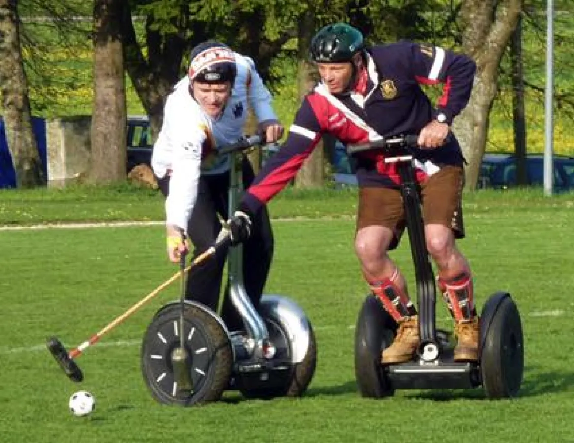 Ralf Esser und Erich Gutsjahr im Kampf um den Ball