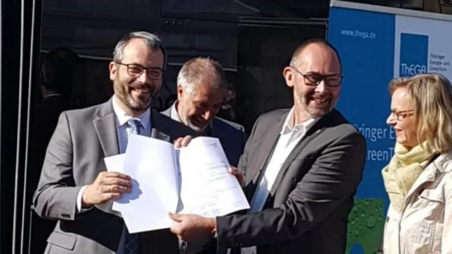 Wartburgmobil geht in Fahrt Richtung Elektrobus Bild: Wartburgmobil geht in Fahrt Richtung Elektrobus