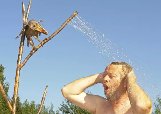 Bild: Handgearbeitete Gartendusche aus reinem Kupfer Funktionelle Kunst für Garten und Schwimmteich
