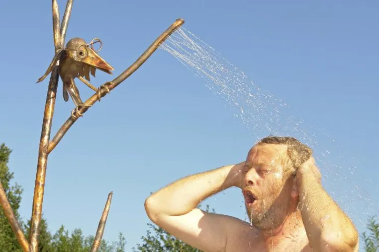 Bild: Handgearbeitete Gartendusche aus reinem Kupfer Funktionelle Kunst für Garten und Schwimmteich